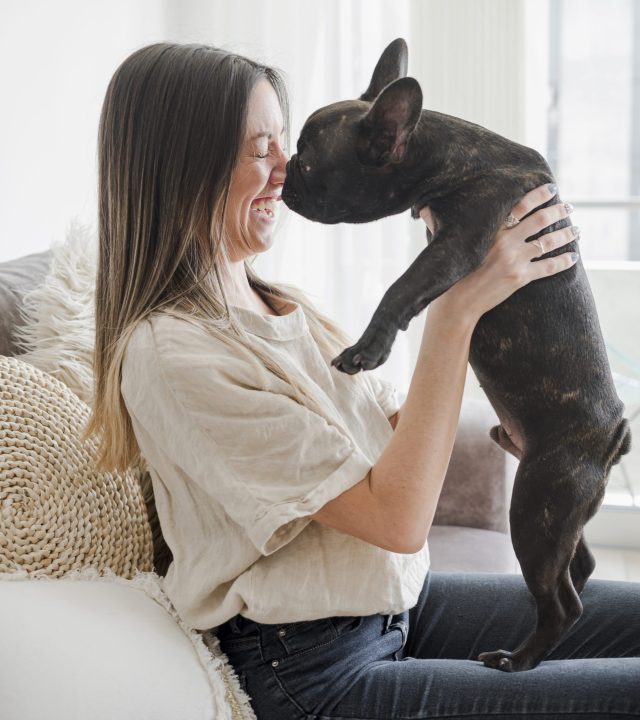 mujer-joven-juego-con-ella-perro